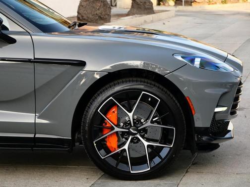 2025 Aston Martin DBX 707