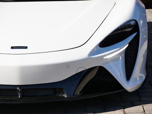 2023 McLaren Artura Performance