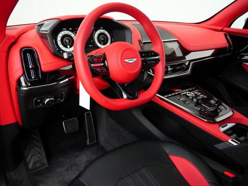 2025 Aston Martin DBX 707