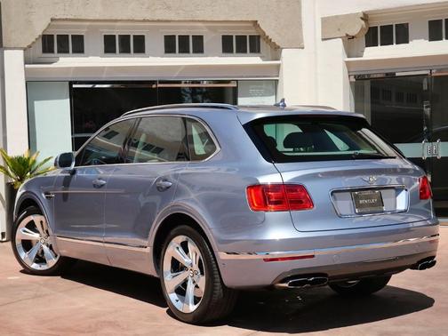 Fountain Blue 2019 Bentley Bentayga V8