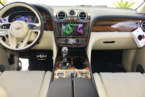 Fountain Blue 2019 Bentley Bentayga V8