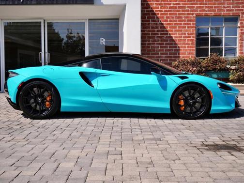 2023 McLaren Artura TechLux