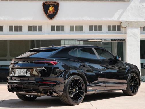 2023 Lamborghini Urus S