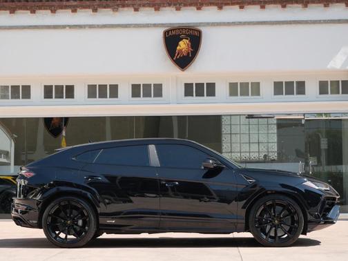 2023 Lamborghini Urus S