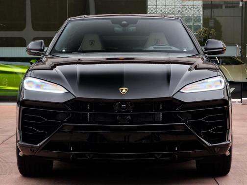 Nero Noctis Metallic 2025 Lamborghini Urus SE