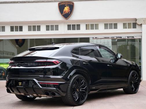 Nero Noctis Metallic 2025 Lamborghini Urus SE