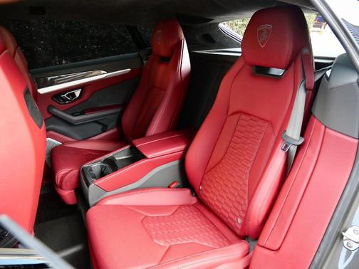 2021 Lamborghini Urus 