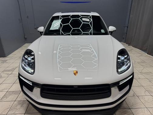 Carrara White Metallic 2022 Porsche Macan Macan
