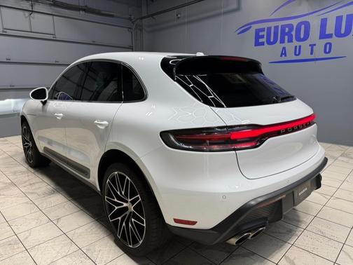 Carrara White Metallic 2022 Porsche Macan Macan