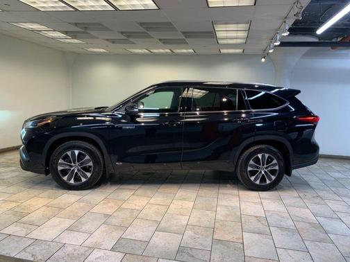 Midnight Black Metallic 2021 Toyota Highlander Hybrid XLE