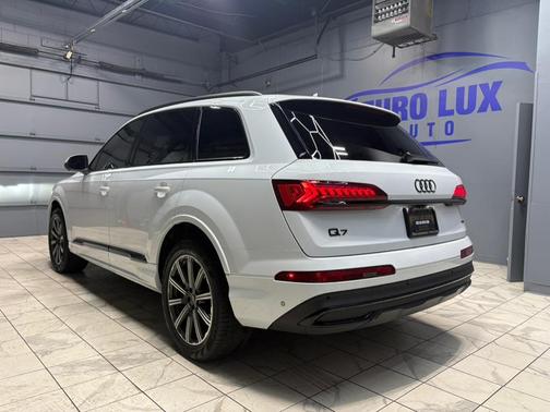 2022 Audi Q7 45 Premium Plus