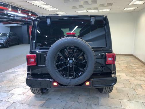 Black Clearcoat 2022 Jeep Wrangler Unlimited High Altitude 4x4