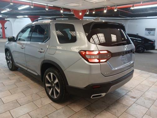 2023 Honda Pilot Touring 8-Passenger