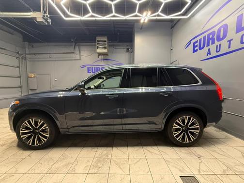 2022 Volvo XC90 T6 Momentum