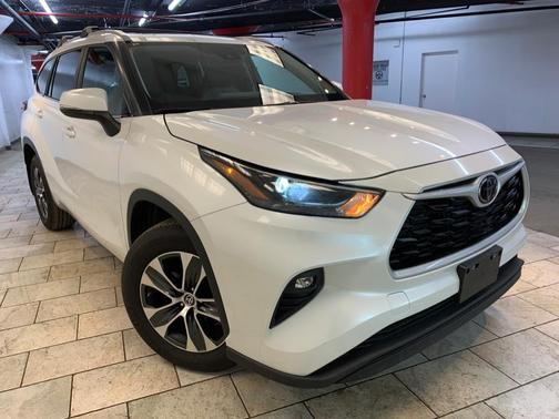 Midnight Black Metallic 2023 Toyota Highlander XLE