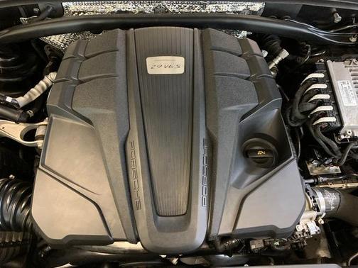 Black 2022 Porsche Macan Macan
