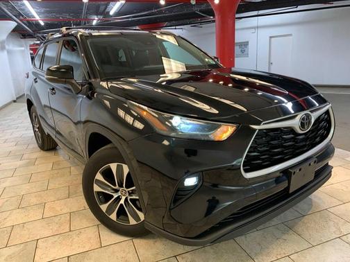 Midnight Black Metallic 2023 Toyota Highlander XLE