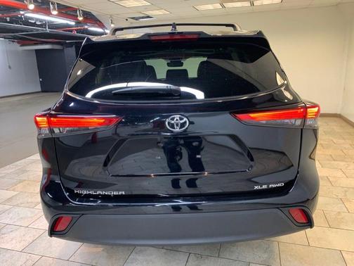 Midnight Black Metallic 2023 Toyota Highlander XLE
