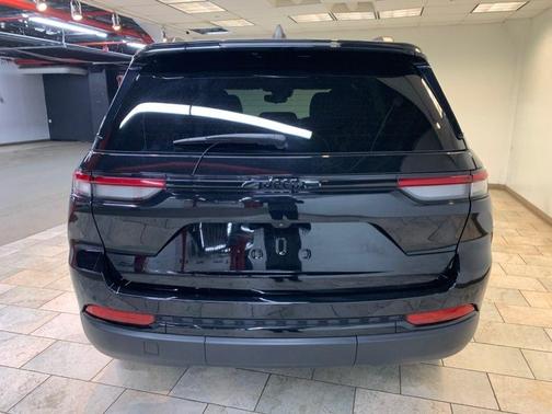 Diamond Black Crystal Pearlcoat 2023 Jeep Grand Cherokee Altitude