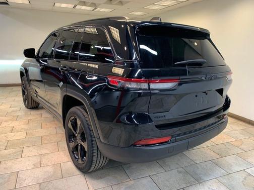 Diamond Black Crystal Pearlcoat 2023 Jeep Grand Cherokee Altitude