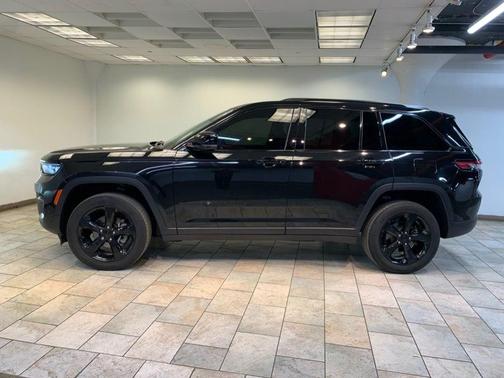 Diamond Black Crystal Pearlcoat 2023 Jeep Grand Cherokee Altitude