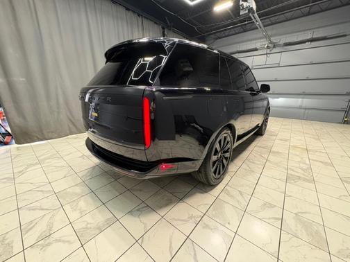 Ligurian Black SV Bespoke Ultra Metallic Gloss 2023 Land Rover Range Rover P400 SE