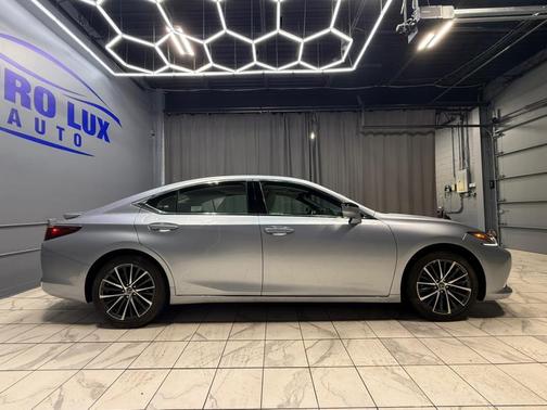 2025 Lexus ES 300h Base