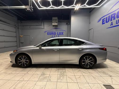 2025 Lexus ES 300h Base