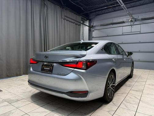 2025 Lexus ES 300h Base