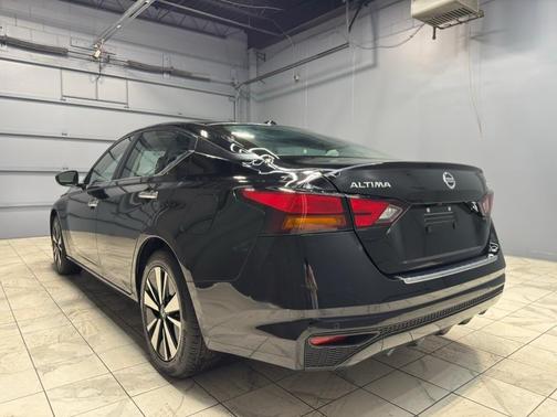 Super Black 2022 Nissan Altima 2.5 SV