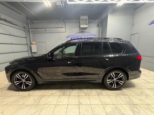 2023 BMW X7 M60i