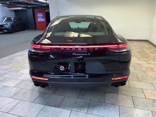 2023 Porsche Panamera 4 Platinum Edition