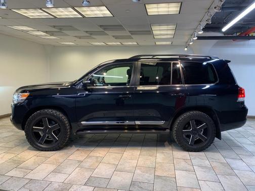 2016 Toyota Land Cruiser Base