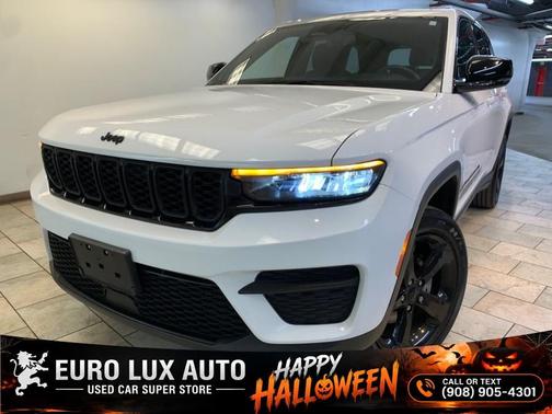 Bright White Clearcoat 2023 Jeep Grand Cherokee Altitude