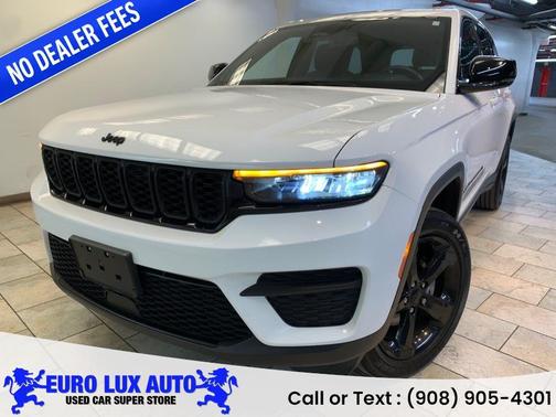 Bright White Clearcoat 2023 Jeep Grand Cherokee Altitude