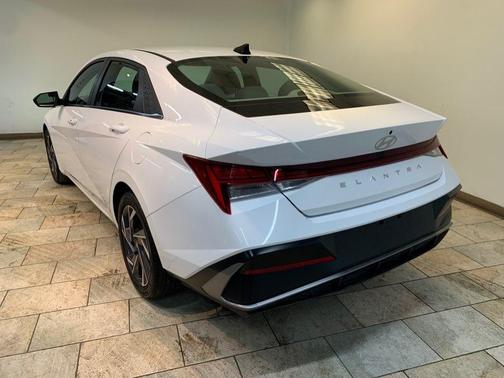 2025 Hyundai ELANTRA SEL