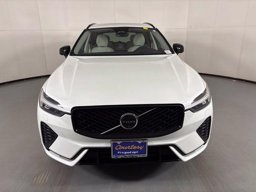 Crystal White Metallic 2026 Volvo XC60 B5 Ultra