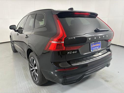 2023 Volvo XC60 B5 Plus Dark Theme