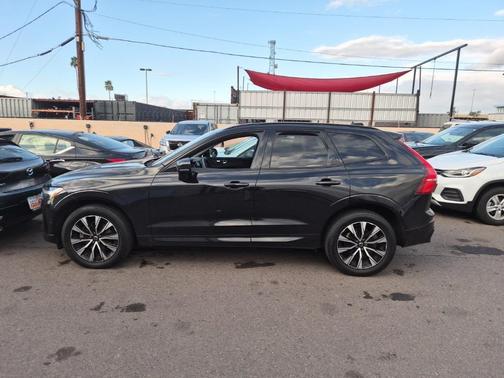 2023 Volvo XC60 B5 Plus Dark Theme