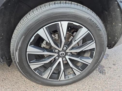 2023 Volvo XC60 B5 Plus Dark Theme