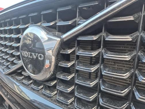 2023 Volvo XC60 B5 Plus Dark Theme