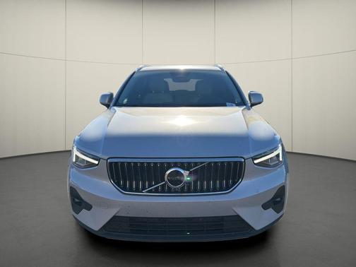 2023 Volvo XC40 B5 Plus Bright Theme