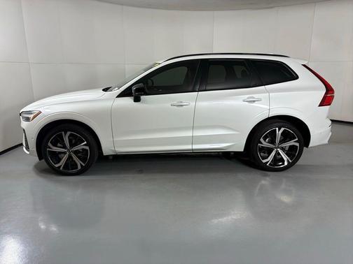 2023 Volvo XC60 B5 Ultimate Dark Theme
