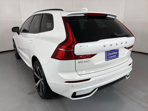 2023 Volvo XC60 B5 Ultimate Dark Theme