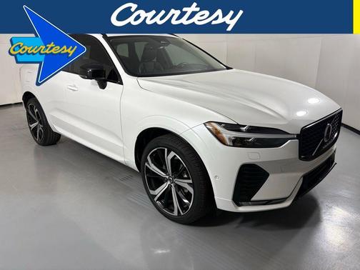 2023 Volvo XC60 B5 Ultimate Dark Theme