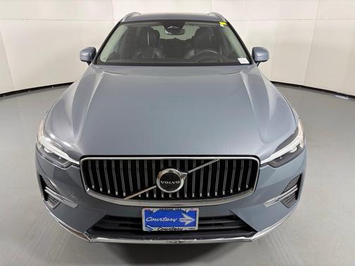 2023 Volvo XC60 B5 Ultimate Bright Theme