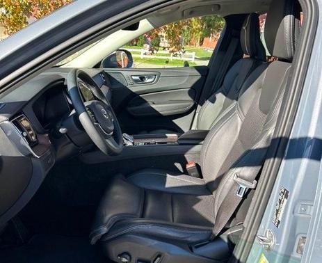 2023 Volvo XC60 B5 Ultimate Bright Theme