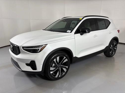 2026 Volvo XC40 B5 Ultra