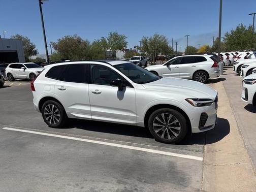 2023 Volvo XC60 B5 Plus Dark Theme
