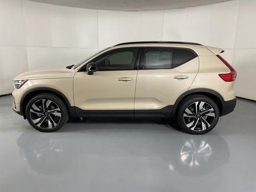 2025 Volvo XC40 B5 Ultra Dark Theme